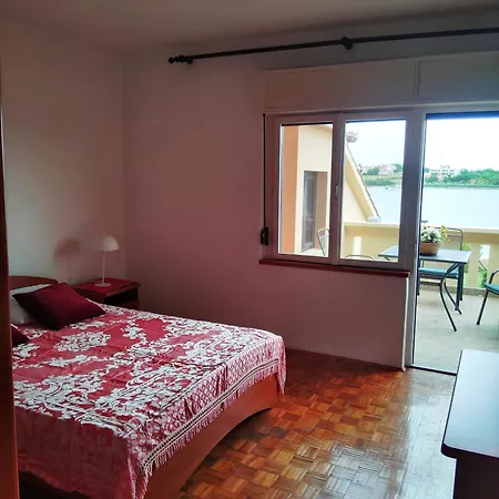 Apartment Beautiful With Bathroom First Row To The Sea With Separate Shared Kitchen -