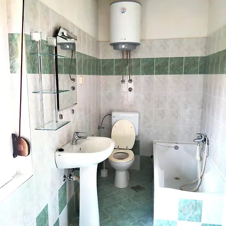 Beautiful With Bathroom First Row To The Sea With Separate Shared Kitchen - Appartement