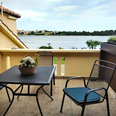 Appartement Beautiful With Bathroom First Row To The Sea With Separate Shared Kitchen - Nin
