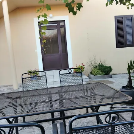 Beautiful With Bathroom First Row To The Sea With Separate Shared Kitchen -