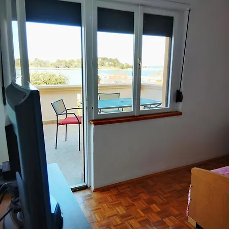Beautiful With Bathroom First Row To The Sea With Separate Shared Kitchen - Nin